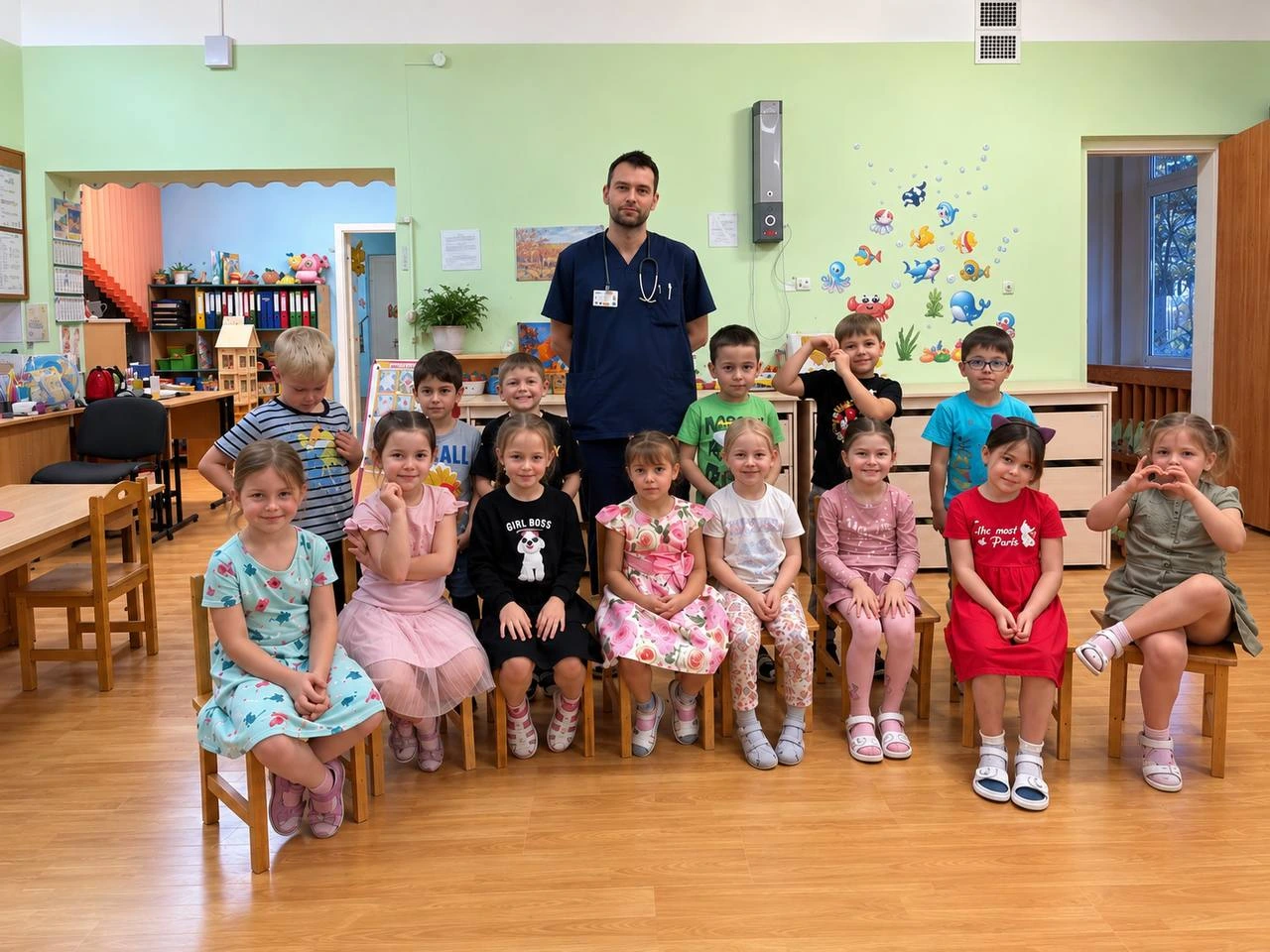 Приглашённый медицинский работник с детьми в группе детского сада
